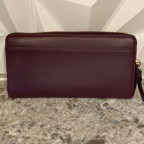 💗Kate Spade top zip maroon wallet
EXCELLENT CONDITION I have matching crossbody - Picture 7 of 7